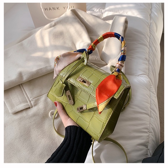 Chic Faux Leather Croc Embossed Mini Handbag Gold Tone Hardware - Picture 12 of 12